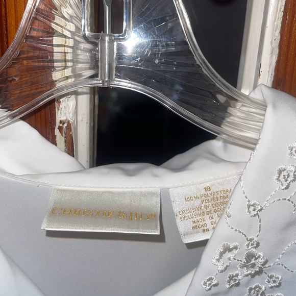 Christie & Jill Brand White with Embroidered Collar Blouse.  Size 18 - Picture 4 of 6